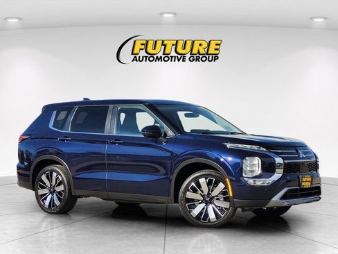 Used 2025 Mitsubishi Outlander SE image 1