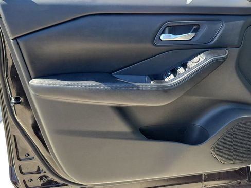 Certified 2025 Nissan Rogue SV FWD image 27