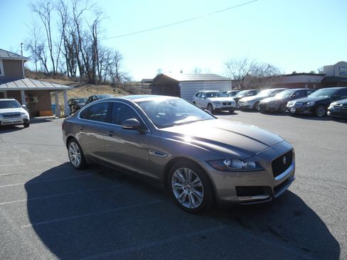 Used 2017 Jaguar XF Premium image 7