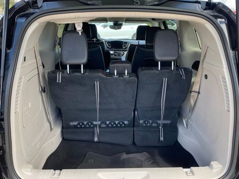 Used 2023 Chrysler Pacifica Touring-L FWD image 28