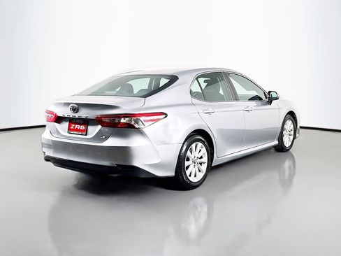 Used 2018 Toyota Camry LE image 5