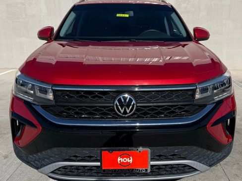 Certified 2022 Volkswagen Taos SE image 2