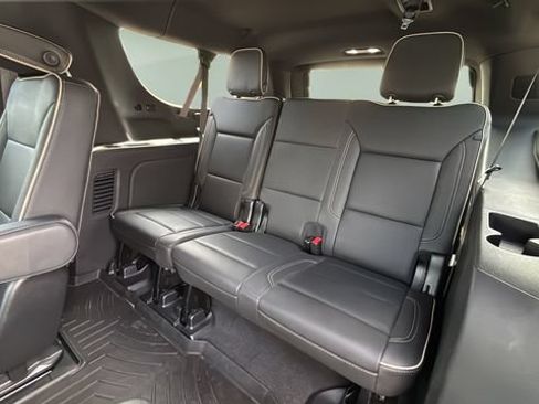 Used 2023 GMC Yukon XL SLT AWD/4WD image 34