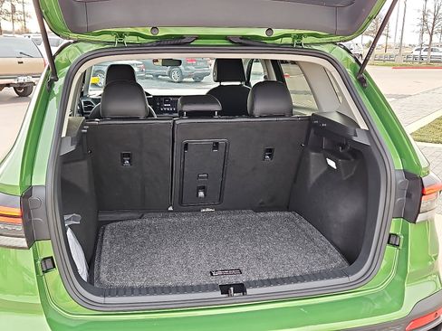 Certified 2025 Volkswagen Taos SE image 6