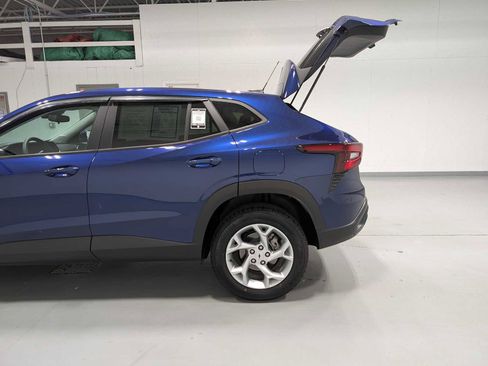 Used 2024 Chevrolet Trax LS w/ LS Convenience Package image 9