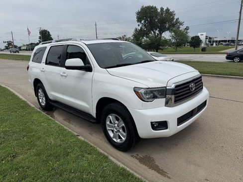 Used 2018 Toyota Sequoia SR5 w/ Premium Package AWD/4WD image 7