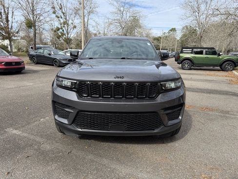 Used 2023 Jeep Grand Cherokee Altitude image 2