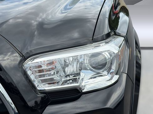 Used 2019 Toyota Tacoma SR5 AWD/4WD image 12