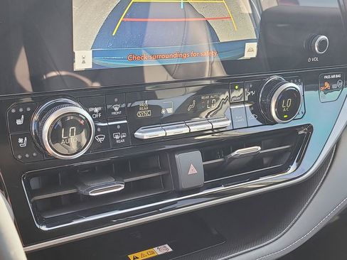 Used 2024 Toyota Highlander Limited image 25