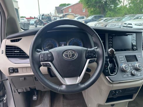 Used 2018 Toyota Sienna XLE FWD image 21