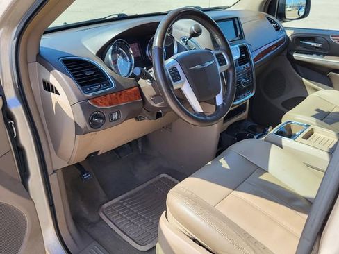 Used 2015 Chrysler Town & Country Touring w/ Driver Convenience Group image 3