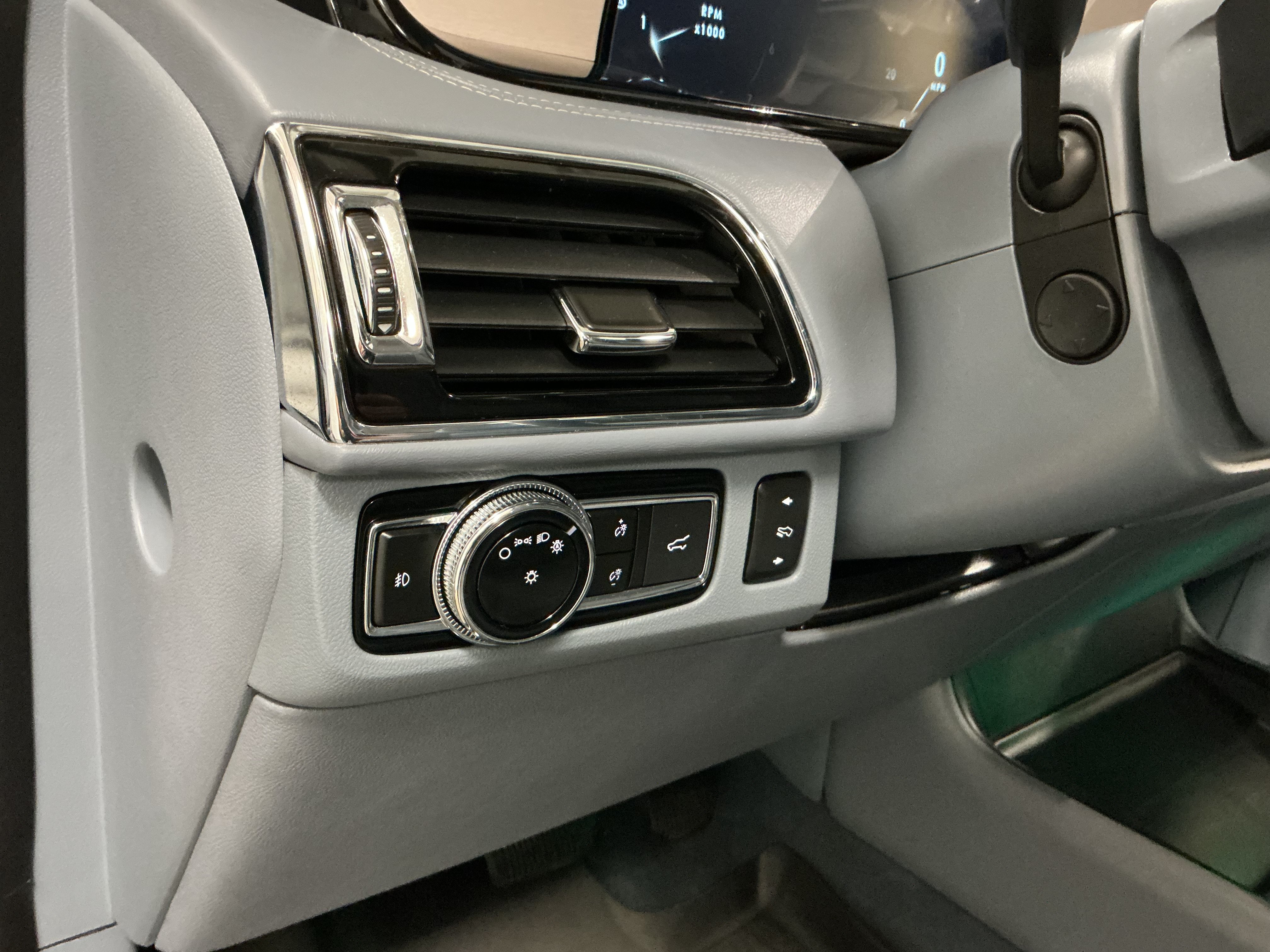 Used 2020 Lincoln Navigator Black Label w/ Cargo Convenience Package AWD/4WD image 19