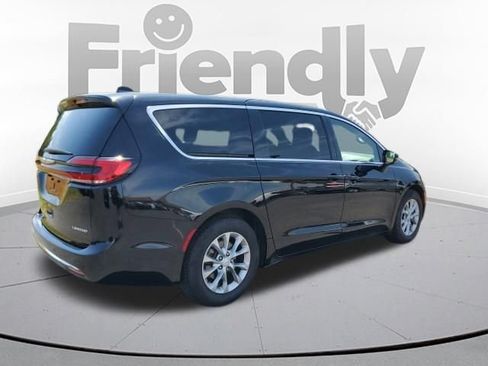 Used 2026 Chrysler Pacifica Limited FWD image 5