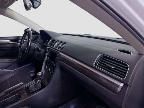 Used 2016 Volkswagen Passat 1.8T SE w/ Lighting Package image 30
