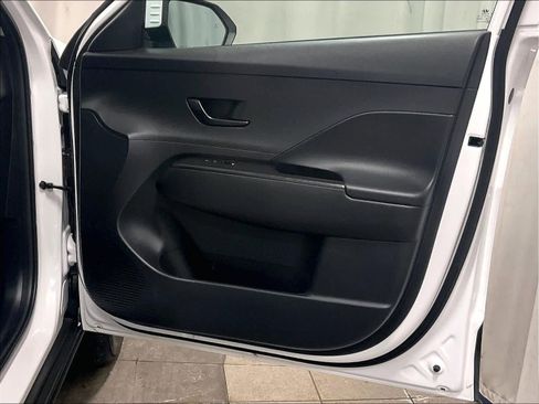 Used 2024 Hyundai Kona SE image 12