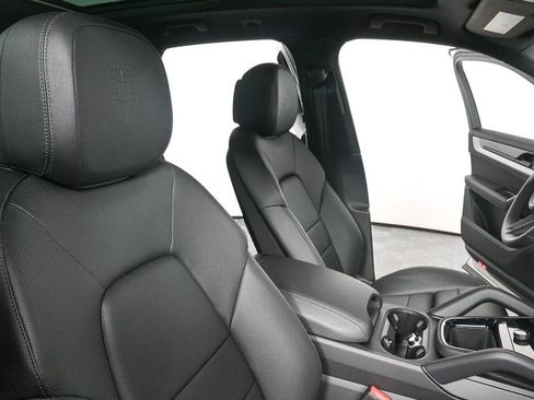 Certified 2025 Porsche Cayenne AWD image 24
