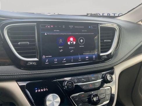 Used 2024 Chrysler Pacifica Limited image 41