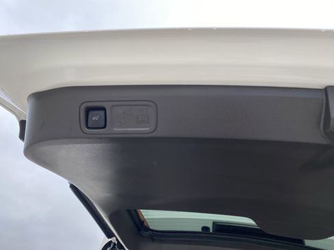 Used 2024 Lincoln Navigator Premiere image 16