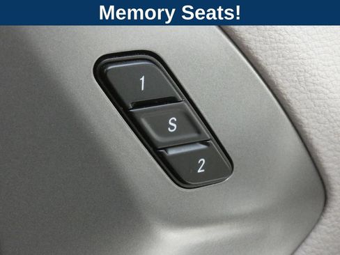 Used 2024 Chrysler Pacifica Touring-L FWD image 14