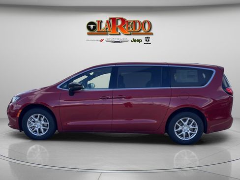 New 2026 Chrysler Pacifica Select image 4