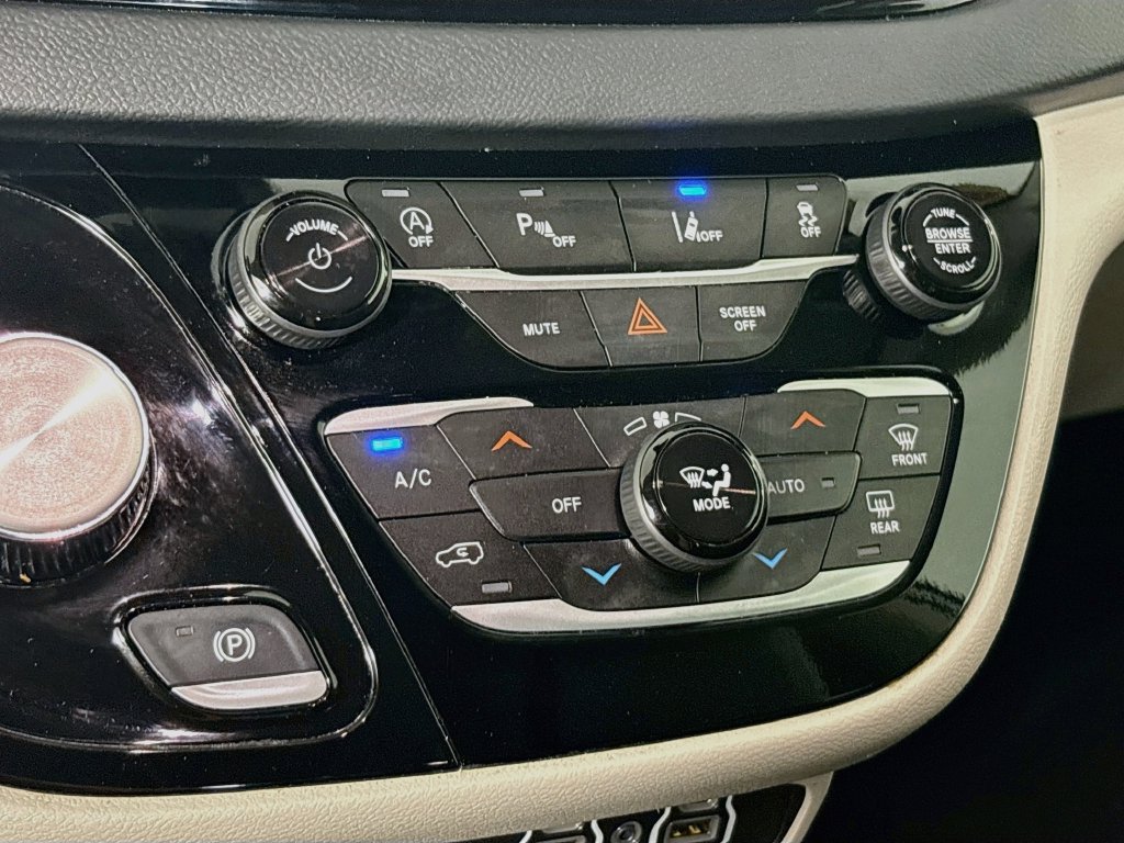 Used 2024 Chrysler Pacifica Touring-L FWD image 23
