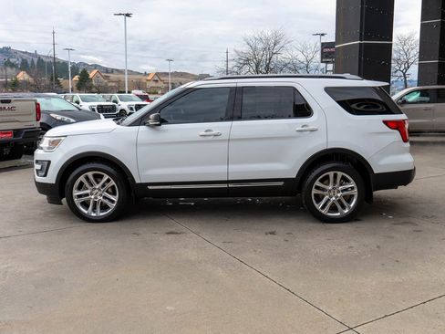 Used 2017 Ford Explorer XLT w/ Equipment Group 202A image 4