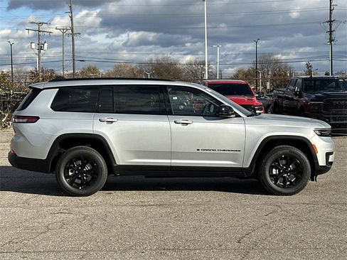 New 2025 Jeep Grand Cherokee L Altitude image 2