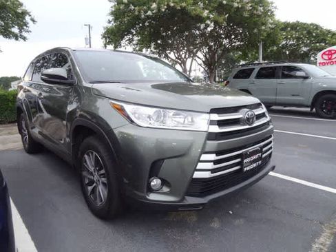 Used 2019 Toyota Highlander XLE AWD/4WD image 3