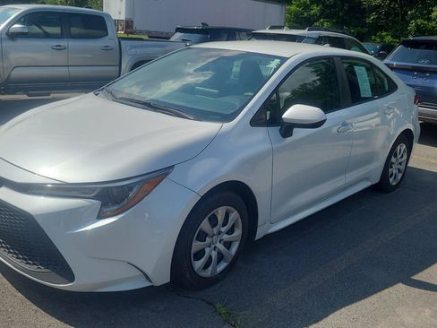 Used 2022 Toyota Corolla LE FWD image 3