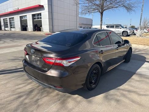 Used 2018 Toyota Camry LE image 3