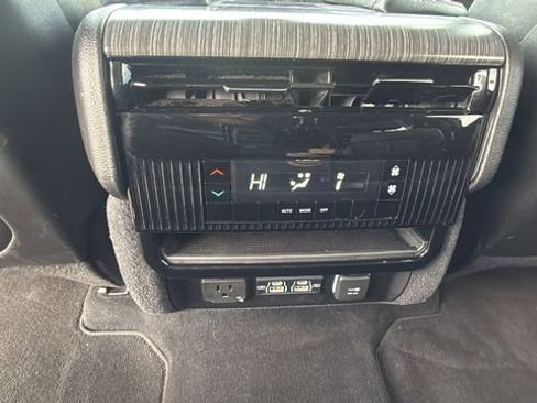 Used 2023 Jeep Wagoneer L Series II image 25