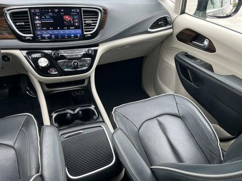 Used 2023 Chrysler Pacifica Limited FWD image 20