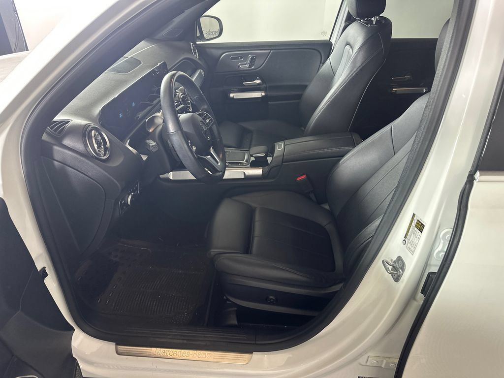 Used 2023 Mercedes-Benz GLB 250 w/ Premium Package image 3