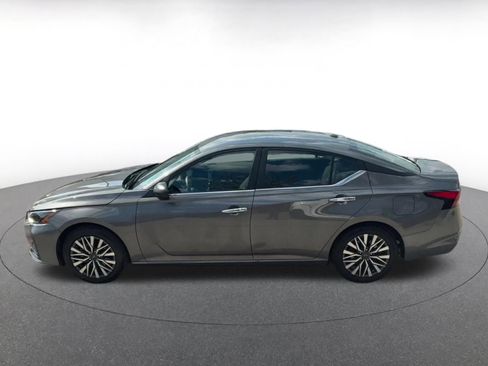 Used 2025 Nissan Altima 2.5 SV FWD image 9