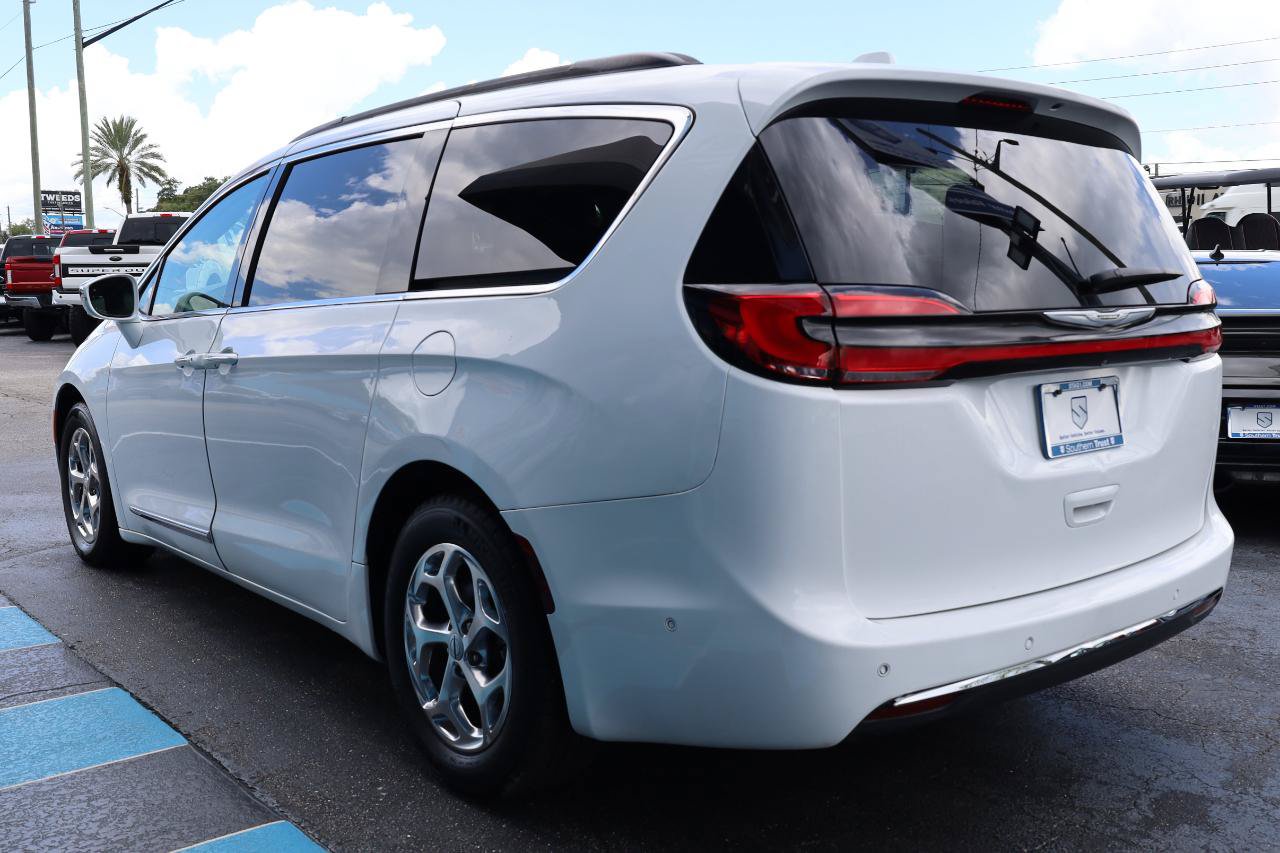Used 2022 Chrysler Pacifica Limited FWD image 3