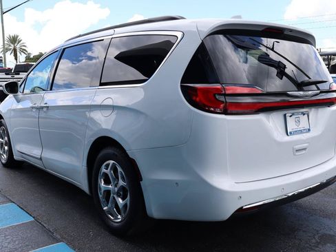Used 2022 Chrysler Pacifica Limited FWD image 3