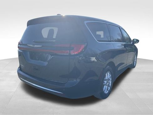 Used 2023 Chrysler Pacifica Touring-L image 16