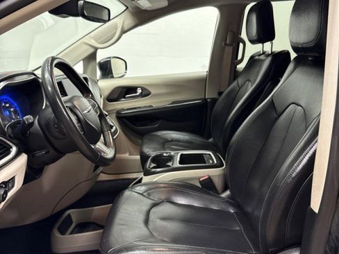 Used 2022 Chrysler Pacifica Touring-L image 31