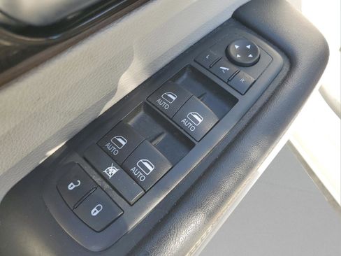 Used 2021 Chrysler Pacifica Limited AWD/4WD image 13