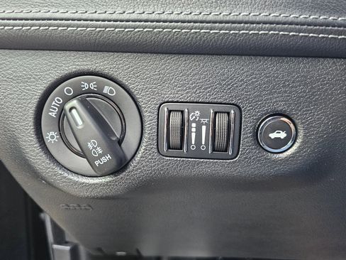 Used 2014 Chrysler 300 C image 30