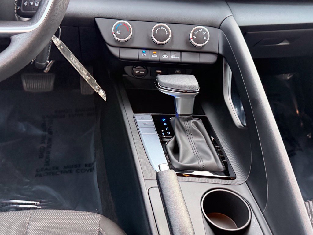 Used 2025 Hyundai Elantra SE FWD image 20