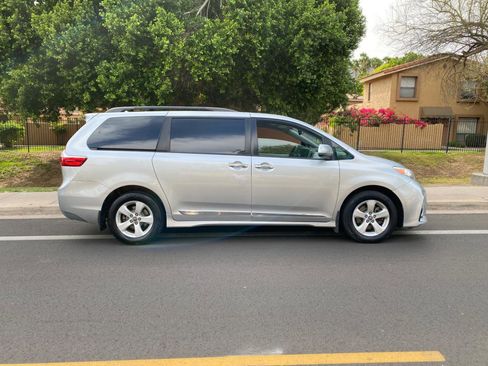 Used 2020 Toyota Sienna LE w/ LE Preferred Package image 6
