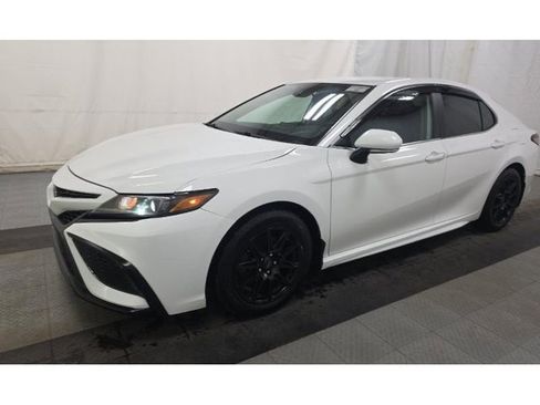 Used 2021 Toyota Camry SE image 1