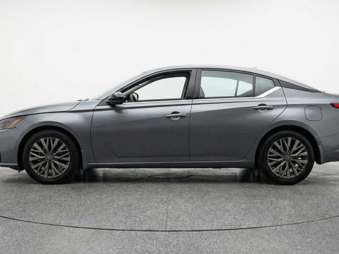 Used 2025 Nissan Altima 2.5 SV FWD image 5
