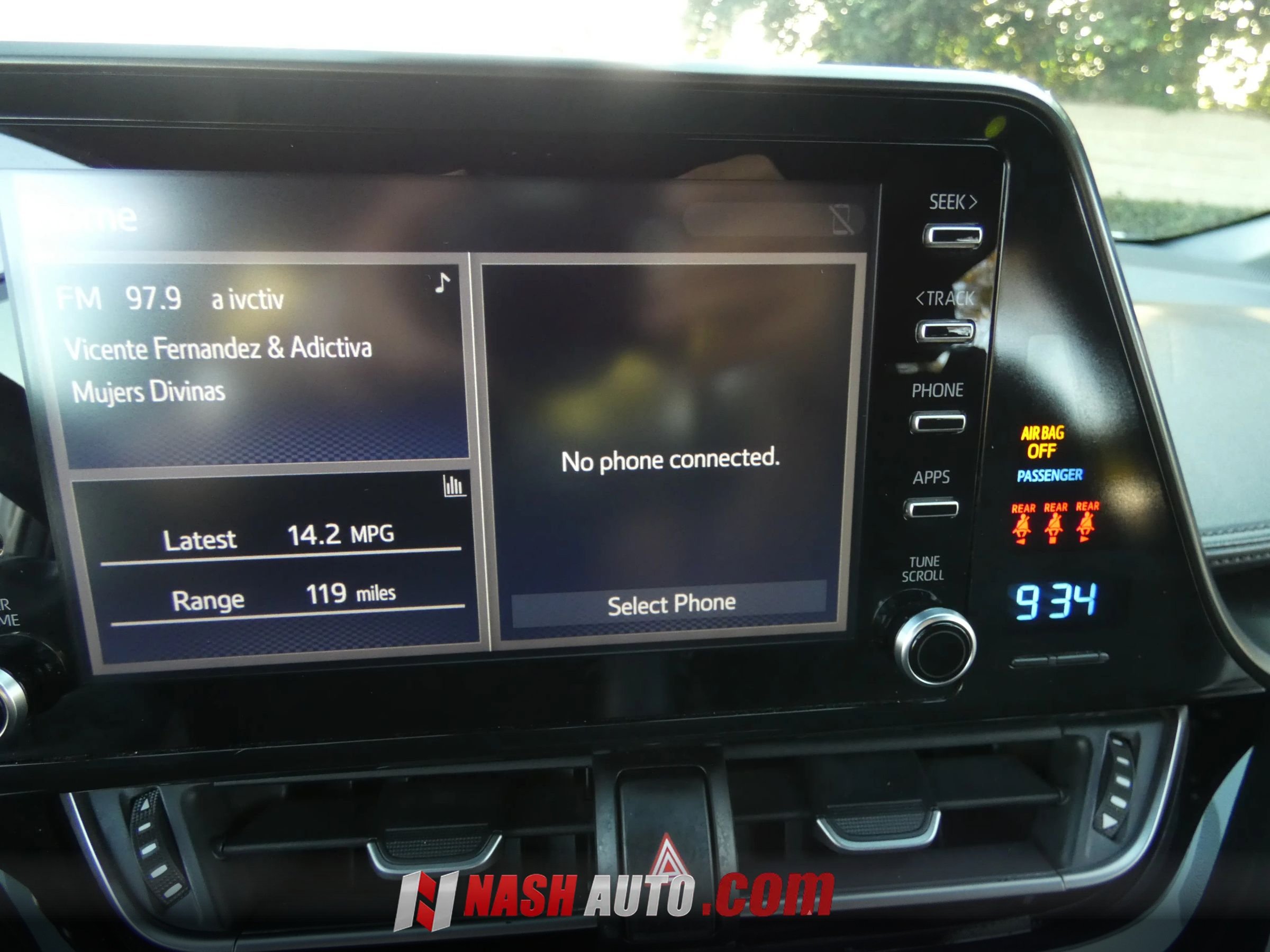 Used 2019 Toyota C-HR LE FWD image 40