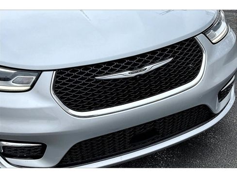 Certified 2024 Chrysler Pacifica Touring-L FWD image 34