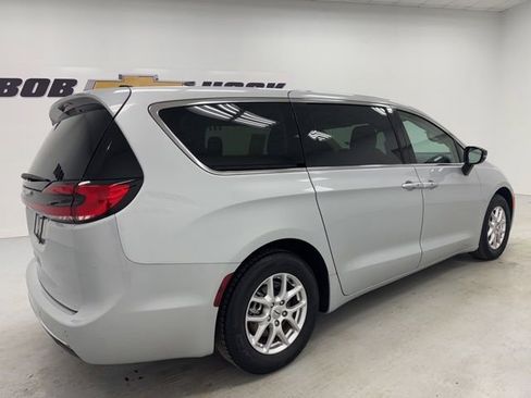 Used 2024 Chrysler Pacifica Touring-L FWD image 5