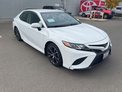 Used 2020 Toyota Camry SE image 3