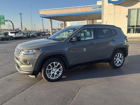 Used 2023 Jeep Compass Latitude image 2