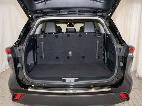 Used 2022 Toyota Highlander XLE image 6